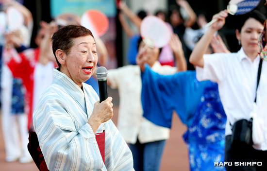 Madame Sanjo Kangiku leads dancers in the first dance practice on Tuesday night in Little Tokyo for the Nisei Week public ondo. Practices will be held every Tuesday and Friday night until Aug. 7. (Photos by MARIO G. REYES/Rafu Shimpo)