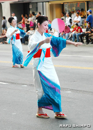 Sam dance Me in my full attire on Sunday, with a real tenugui and uchiwa. (Photo by MICHAEL HIRANO CULROSS/Rafu Shimpo)