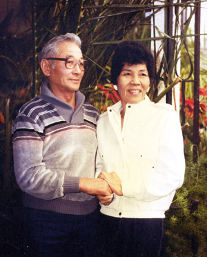 tade&atsuko 1.5 col Nagaki with his wife, Atsuko on their 38th anniversary.