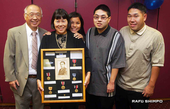 family-color copy From left: John Sunada, Mary, Rachel Tagawa, David Sunada and James Sunada pose for a family photo after the presentation. (Photos by MARIO G. REYES/Rafu Shimpo)