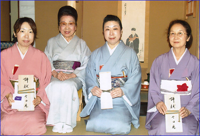 引継ぎ茶会 引継ぎの伝達式。左から川口さん、松本師、吉見さん、リースさん
