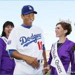 照れながらヘザートン二世週祭女王（右から２人目）らとふれ合う黒田投手（中央）