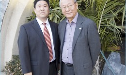 LTSC_New_Dean のコピー 6月から新所長に就任する松林氏(左)とワタナベ所長(写真=LTSC提供)