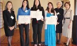 IMG_7332 奨学金授与式で、(左から)難波多美子前会長、サラザさん、石原さん、山下さん、マクナイト道子顧問、吉成新会長