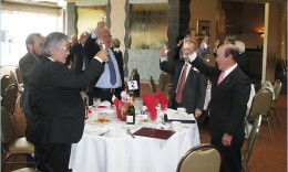Showa1 のコピー 新年を祝し、堀尾誠治顧問の音頭に合わせ乾杯する会員ら