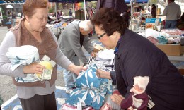 Actress Amy Hill makes a purchase of some vintage Japanese fabrics, to go along with her various other finds. (Mikey Hirano Culross/Rafu Shimpo)