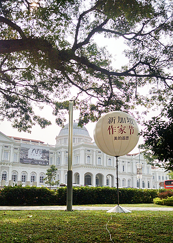 多言語表示は当たり前。国立博物館前の「シンガポール作家祭」のバルーン型看板