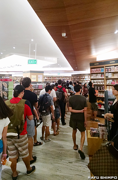 この長い列は、レジ待ちの客。シンガポール人は本が好き（紀伊國屋で）