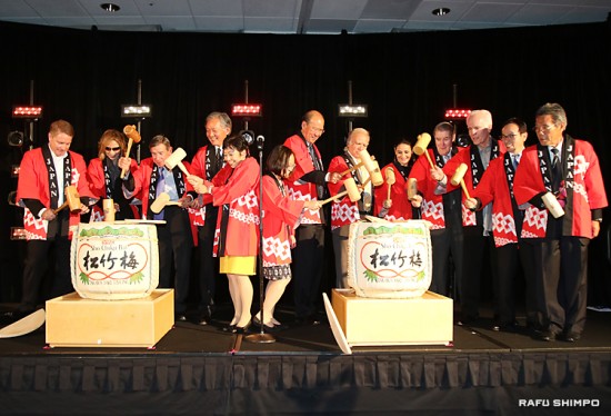 ジャパン・ハウスの前途を祝した鏡開き。左から２人目がＹＯＳＨＩＫＩさん、４人目が堀之内総領事、右隣が海部館長