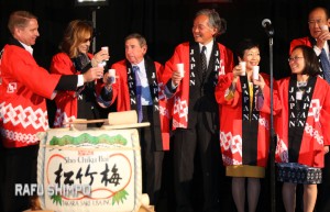 From right: Tom Iino, Leslie Ito, Yuko Kaifu, Consul General Harry Horinouchi, Mickey Kantor, Yoshiki and Doug Erber toast Japan House at the InterContinental Hotel in Century City. (JUN NAGATA/Rafu Shimpo)
