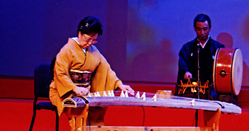 響き渡る琉球箏曲の調べ 箏と共に歩む照屋勝子師範に聞く Rafu Shimpo